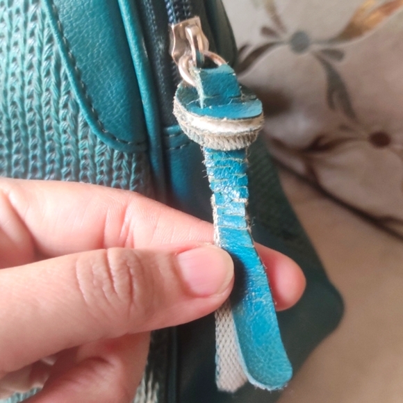 Baggit Textured shoulder bag - Picture 9 of 11